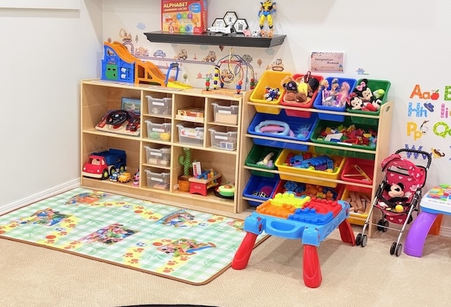 Learning materials on low open shelves